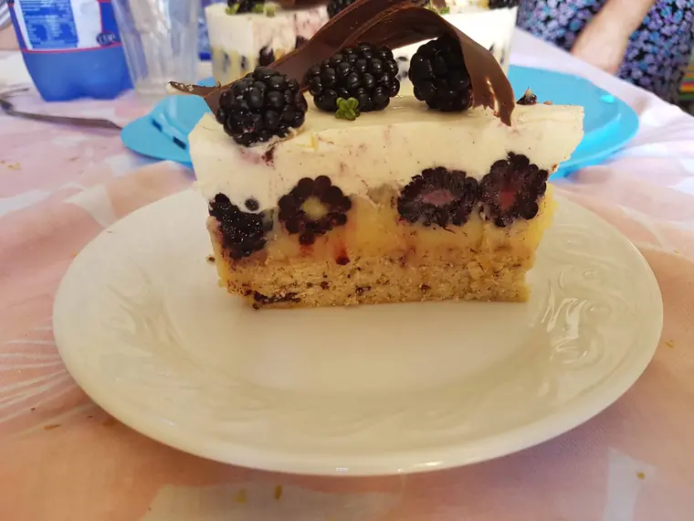 Una fetta di torta mora con more fresche